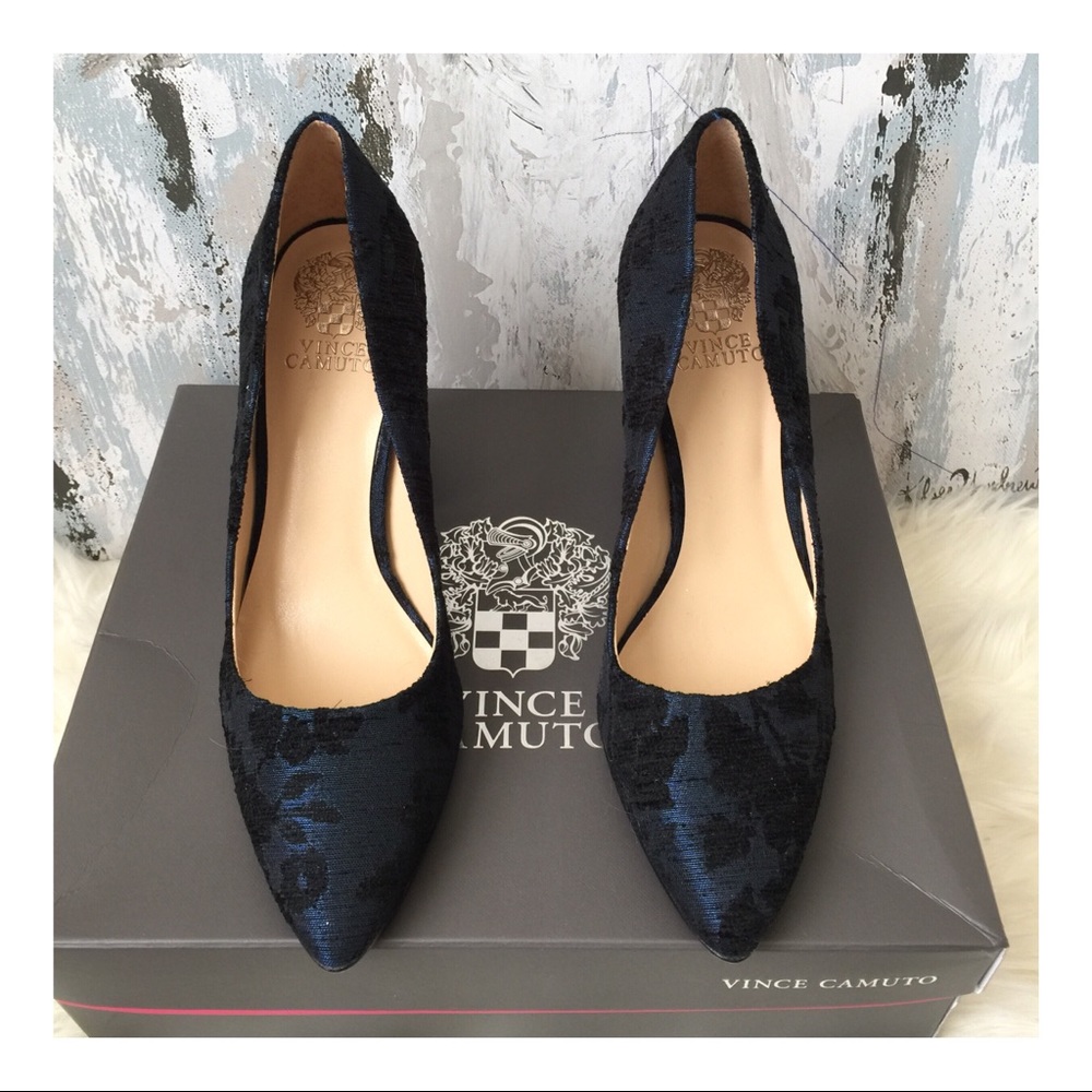 VINCE CAMUTO BLOCK HEEL DARK BLUE EMBROIDERY HILLS